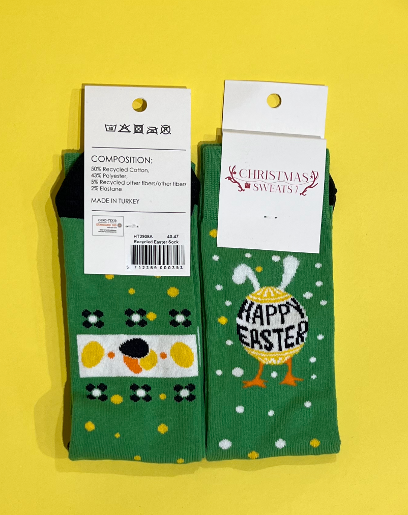 Ein Paar grüne Ostersocken.
